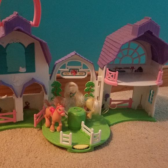 Fisher Price | Expandable Pony Barn with Ponies - Picture 7 of 10